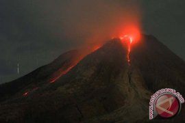 Pesona lelehan lava pijar Gunung Sinabung tarik wisatawan Page 1 Small