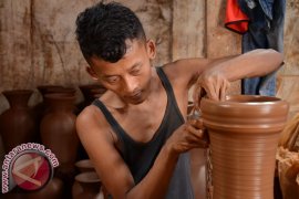 Pengrajin Grabah Page 1 Small