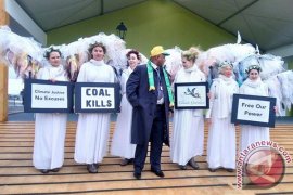 Aktivis lingkungan berunjukrasa di Museum Louvre