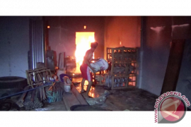 Gudang Bahan Bangunan Terbakar Menyambar  Empat Rumah Terbakar