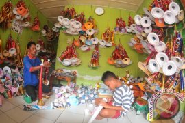 Pengrajin terompet tahun baru Page 1 Small