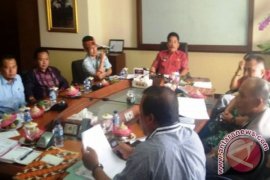 Silang Pendapat Penertiban Alat Peraga Kampanye Pilkada Karangasem