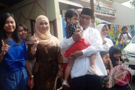 Cawali Rasiyo Gunakan Hak Pilih Didampingi Keluarga