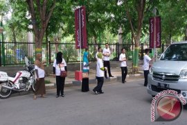 Kejari Bagikan Brosur Peringati Hari Antikorupsi