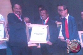 Ahmad Bambang Raih Award Marketing Champion 2015