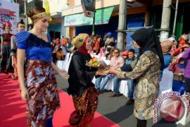 Pemkot Kediri Kenalkan Produk Unggulan Tenun Ikat  