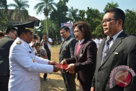 51 TAHUN SULUT - Terima Penghargaan Satya Lencana 