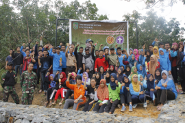 Yonif 641/Raider Melatih Pramuka STKIP Singkawang 