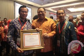 Bupati Gianyar Terima Penghargaan Menteri Koperasi 