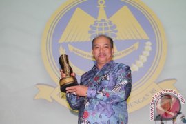 Tebing Tinggi Terima Piala Wahana Tata Nugraha.