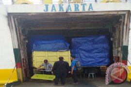 Kesyahbandaran Tanjung Perak Turunkan Paksa Lima Truk dari Kapal
