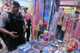 Polisi Razia Petasan Antisipasi Bahan Berbahaya Beredar    