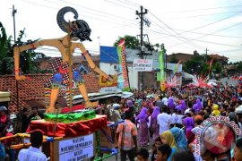 Warga Sukomarto gelar kirab tumpeng-bebek Page 1 Small