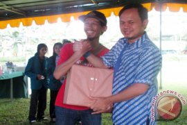 Serahkan Hadiah Lomba Mancing