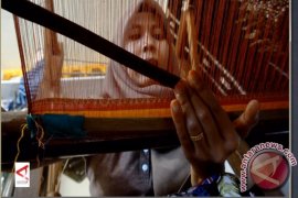 Kerajinan tenun songket dikembangkan di Desa Keban Agung OKU