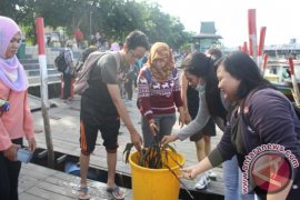 Mahasiswa STKIP PGRI "Serbu" Pasar Terapung  