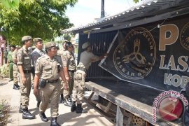 Satpol PP Buleleng Cabut Atribut Ormas