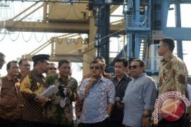 JUSUF KALLA TINJAU TERMINAL PETI KEMAS MAKASSAR Page 1 Small