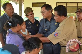 Wabup Sutjidra Salurkan Bantuan Sosial Untuk Warga Kulit Bersisik