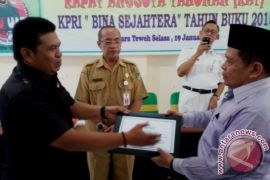 Dekopinda Barut Serahkan Penghargaan Kepada Bina Sejahtera 