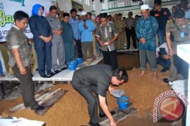 Bupati Barut Letakan Batu Pertama Pemugaran Masjid 