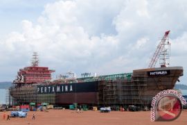 Pertamina tambah kapal bersihkan ceceran minyak