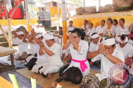 Wagub Ikuti Ritual "Penyineban" Pura Batur