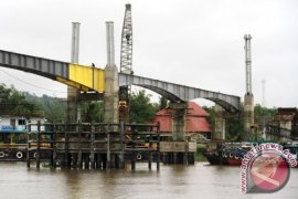 Menara Jembatan Kumala Mulai Dirakit 