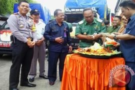 Distribusi Logistik Pilgub Diawali Potong Tumpeng 