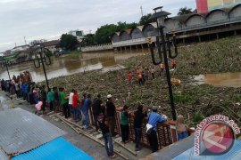 Government Invited Community to Tackle River Trash