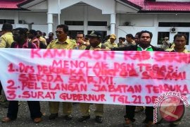 ASN Sarmi demo copot Sekda Victor Pekpekay 