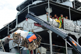 KRI Teluk Bone Angkut Eks Gafatar