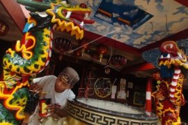 Mengecat Patung Naga Jelang Imlek
