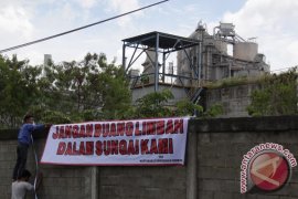 Warga Tutup Sungai Tercemar Limbah Pabrik Semen