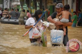 Tujuh sekolah di Sampang diliburkan karena banjir Page 1 Small