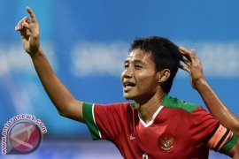 Menpora bekali Evan Dimas sarung sebelum ke Spanyol Page 1 Small