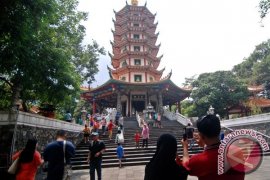 Pagoda Sapta Ratna di Kota Sorong tarik 7000 wisatawan per bulan Page 1 Small