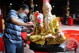 Memandikan dewa Page 1 Small