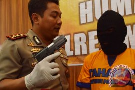 Menembak Polisi Dengan Airsoft Gun