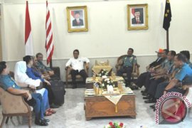 KRI Makassar-590 Antar Menkominfo-Peserta HPN ke Lombok