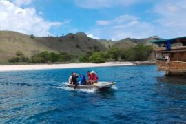 Mereka Jaga Betul Pantai Merah Pulau Komodo! Page 1 Small