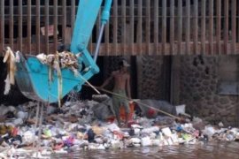 Khawatir Tersumbat, Pintu Bendung Wilalung Dibersihkan dari Sampah