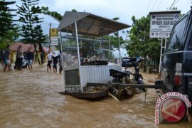 Ketua GOW Pesisir Selatan Berikan Bantuan Banjir