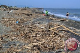 Pemuda Lhokseumawe Bersihkan Pantai Ujong Blang