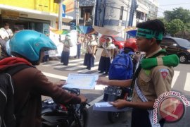 Siswa SMP Sidoarjo Bagi-Bagi Peta Banjir
