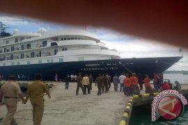 Kapal Pesiar 'Caledonian Sky` Sandar Di Wakatobi