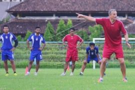 Pelatih Arema Tak Berani Targetkan Juara Piala Gubernur