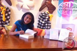 Inilah Orang yang Berjasa Atas Selesainya Supernova Dewi Lestari