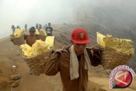 Ijen Crater Drawing Tourists from Malaysia, Singapore