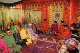 Hamim-Kilat Jalani Prosesi Adat Gorontalo "Moloopu" 